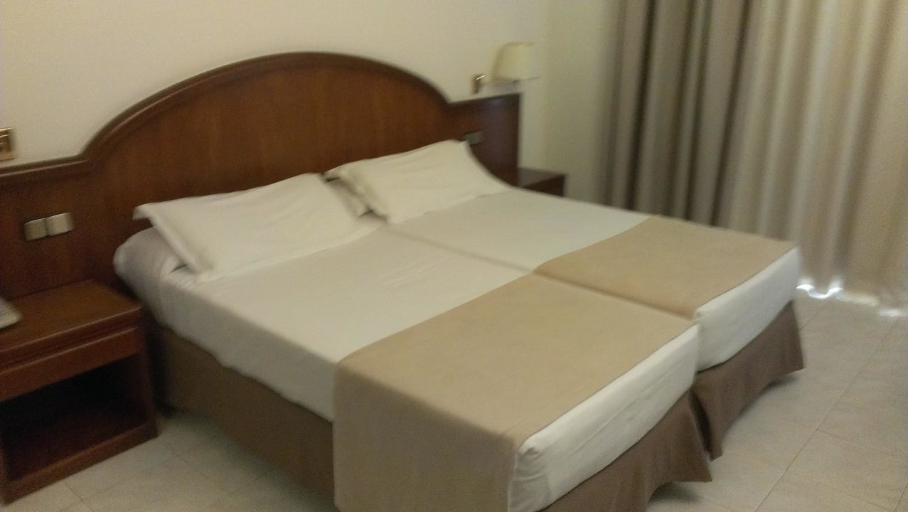 Altes Bett, aber ganz ok Hotel H10 Salou Princess