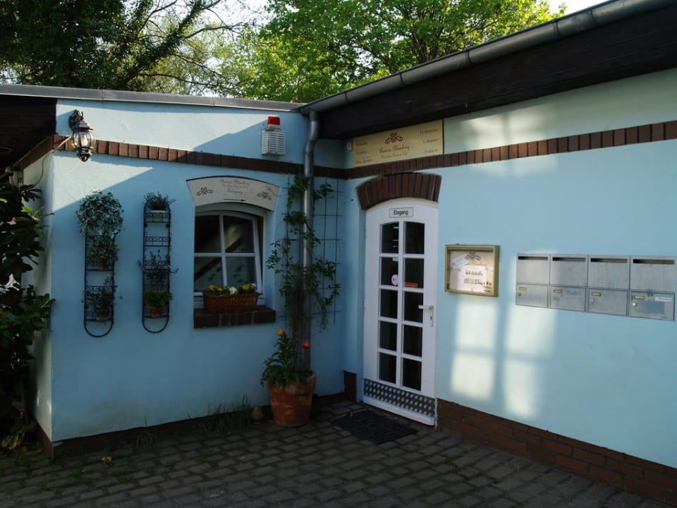 Eingang  Remise Blumberg, Das kleine Haus im Hof