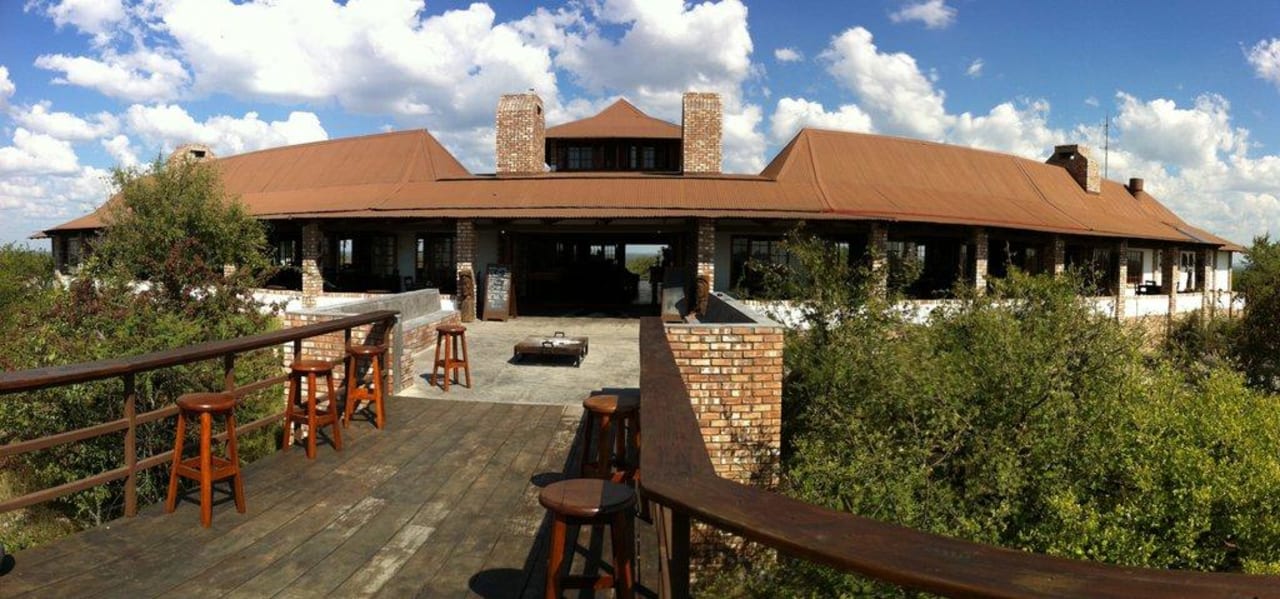 Haupthaus vom Sundownerdeck Etosha Safari Lodge