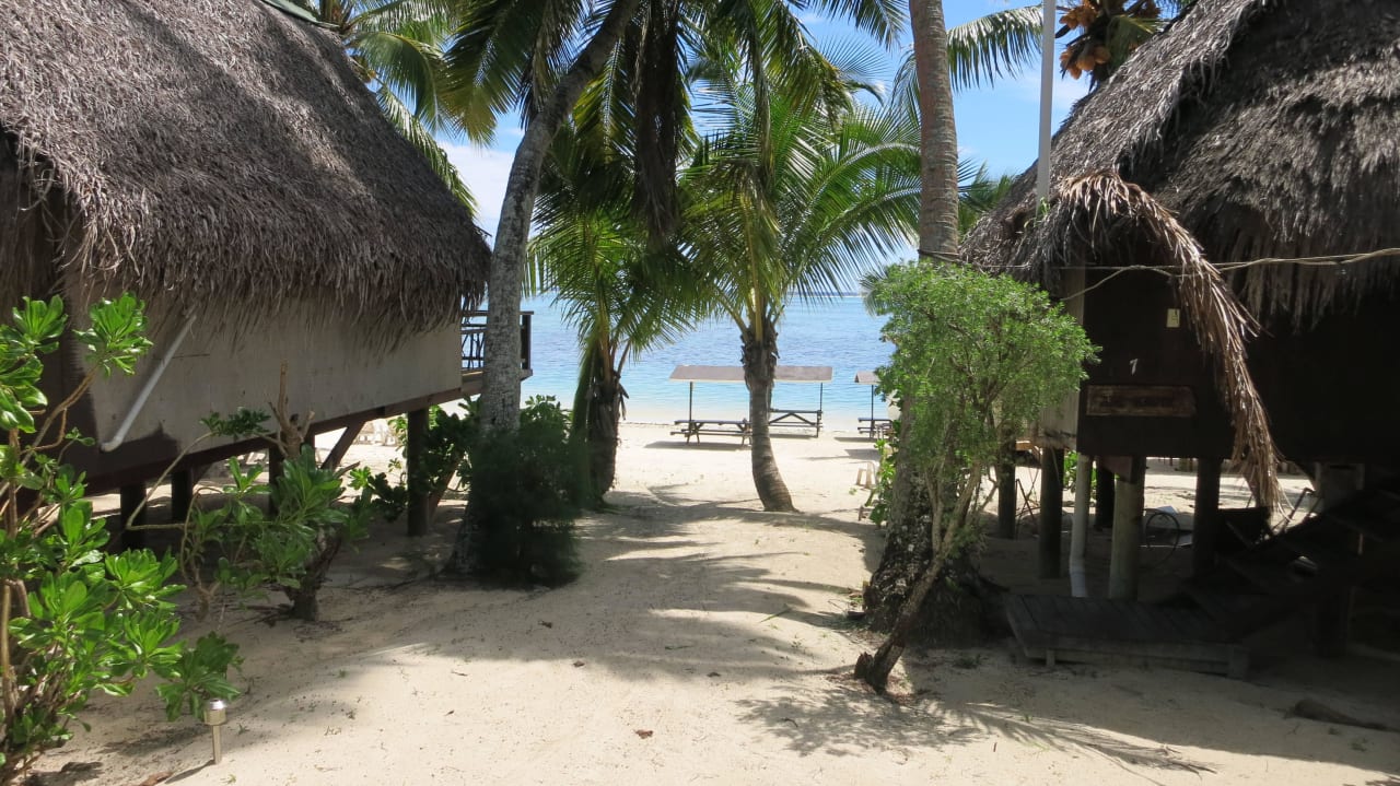 Der Weg zum Strand zwischen Bungalow 7 und 8 Hotel Paradise Cove