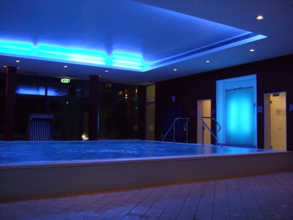 Abends im Poolbereich Fletcher Hotel-Restaurant Arnsberg-Sauerland