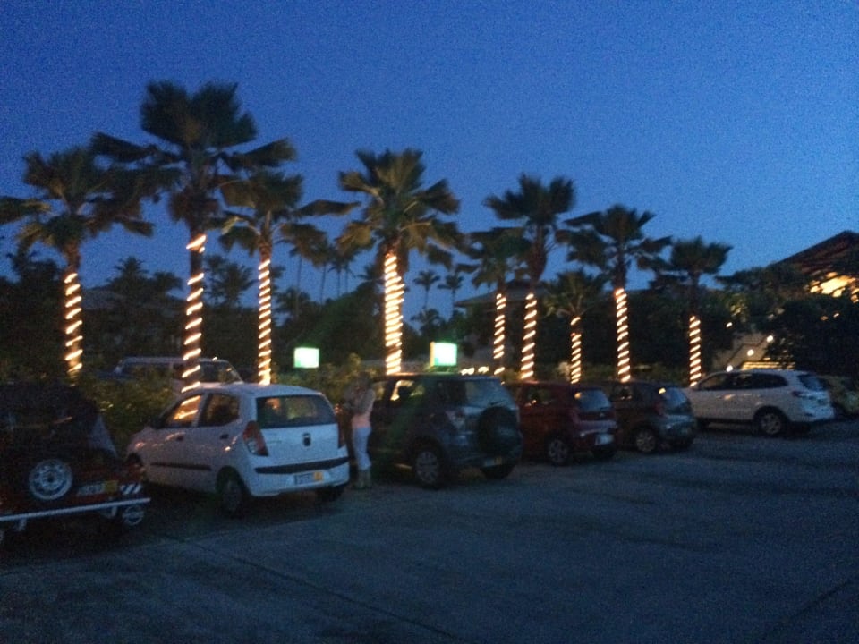 Abendbeleuchtung Parkplatz Kempinski Kempinski Seychelles Resort