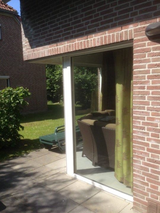 Blick von der Terrasse ins Wohnzimmer Center Parcs Park Nordseeküste