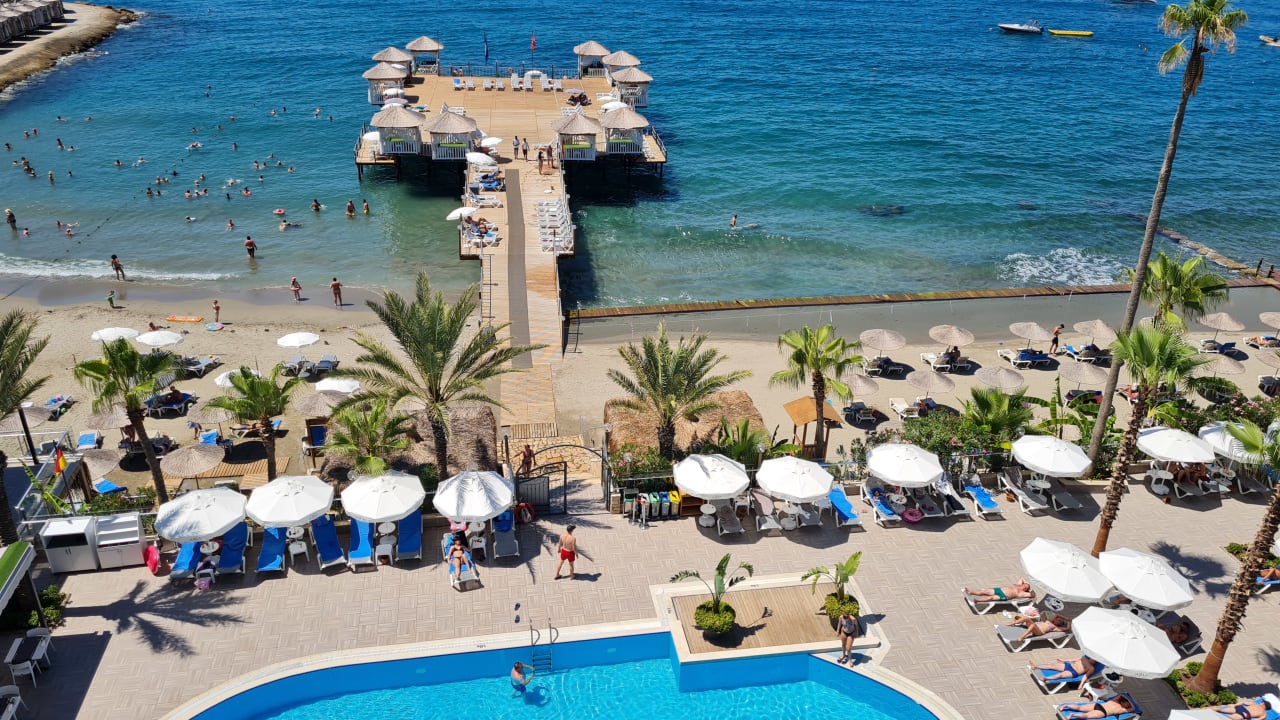 Strand Aria Resort & Spa