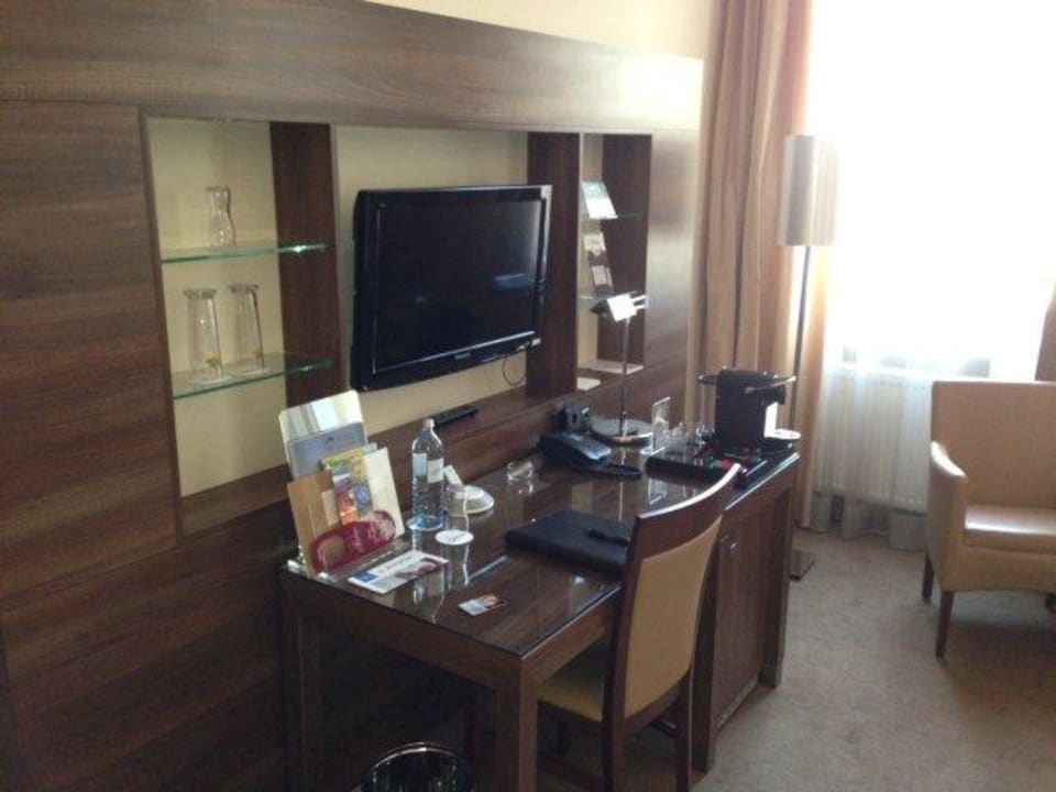 Schreibtisch MiniBar TV Flemings Selection Hotel Wien-City