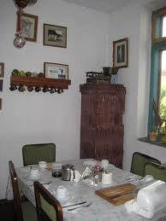 Enjoy quiet time with a friend in the kitchen . Vila 11