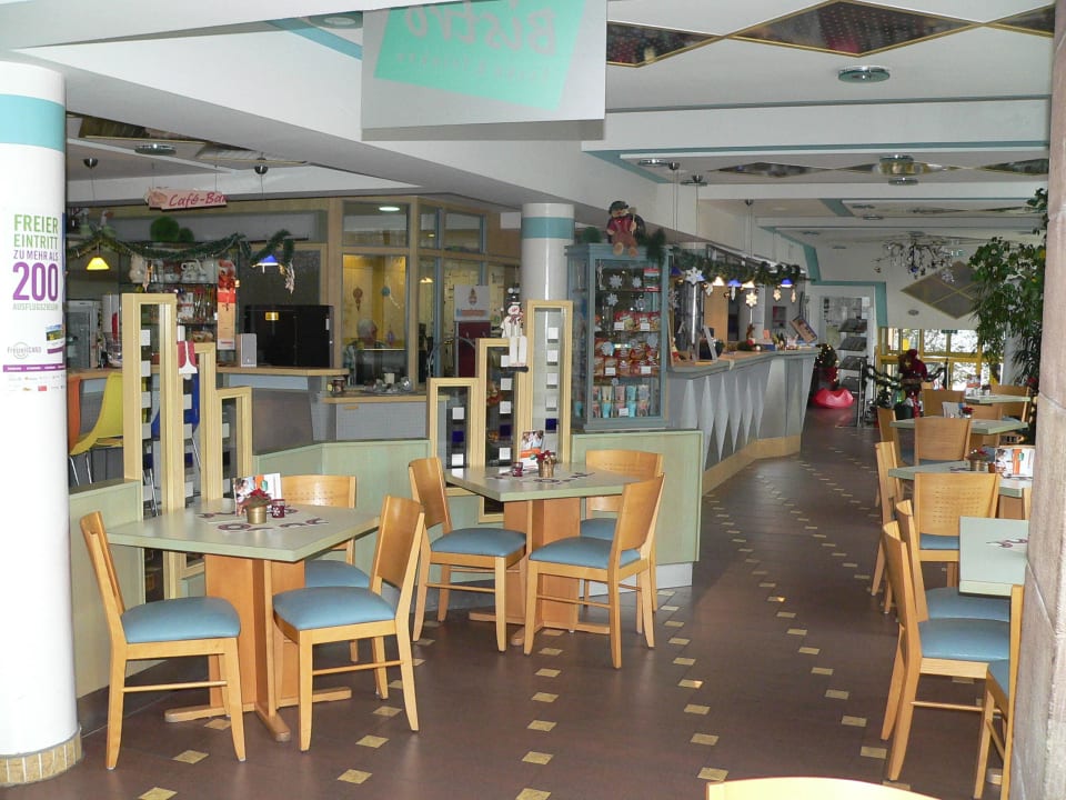 Helle freundliche Tischgruppen im Bistro Jugendherberge An Der Saarschleife