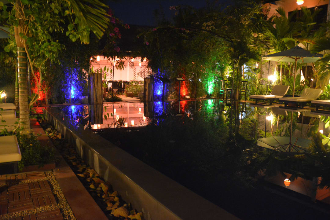 Bunte Beleuchtung am Abend  La Niche D'angkor Boutique Hotel