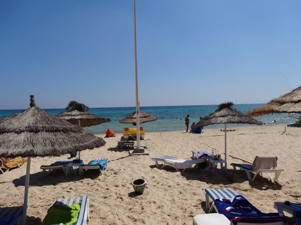 Feiner Sandstrand mit klarem Wasser Hotel Royal Nozha