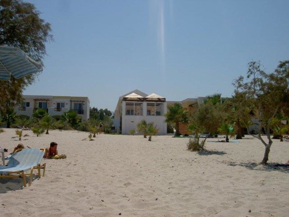 Blick auf die Beachbar vom Strand aus Atlantica Marmari Beach