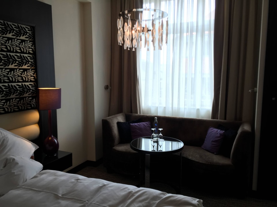 Bett und Sitzecke  Steigenberger Icon Grandhotel Handelshof