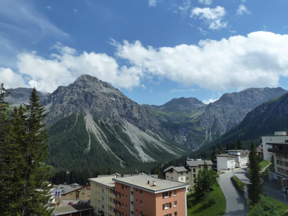 Richtung Garten und Strasse Waldhotel Arosa