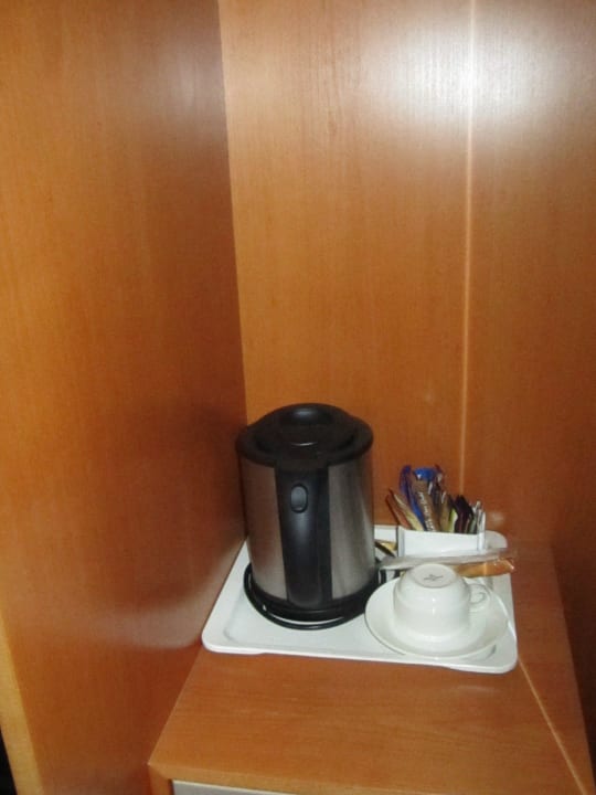 Schrank linke Seite mit Wasserkocher Mercure Hotel Bochum City