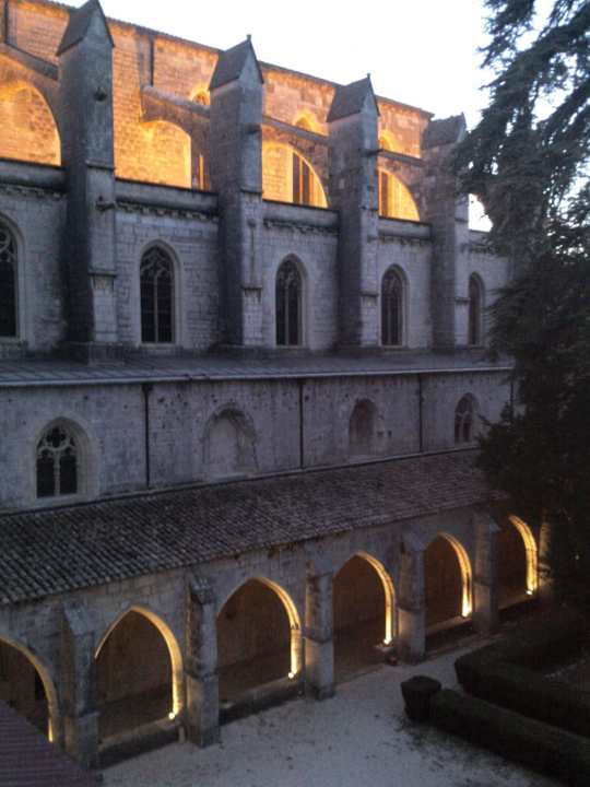 Blick in den Kreuzgang aus unserem Fenster Hôtel Le Couvent Royal