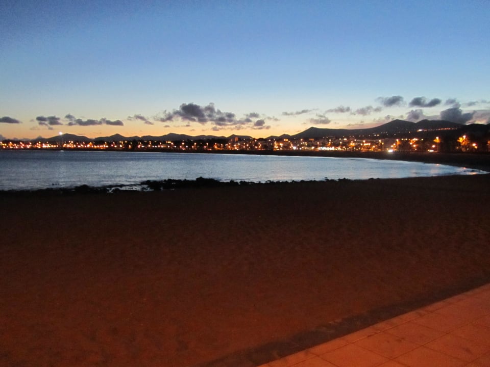 Blick auf Playa de los Pocillos Aparthotel Costa Mar