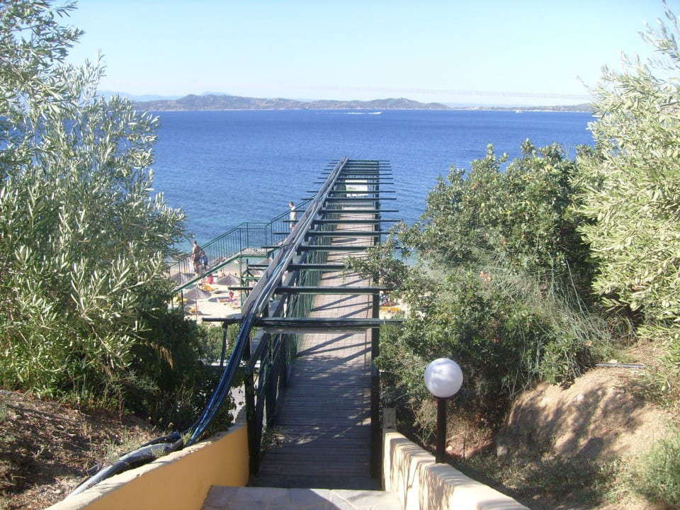 Fussgängerbrücke Akrathos Beach Hotel