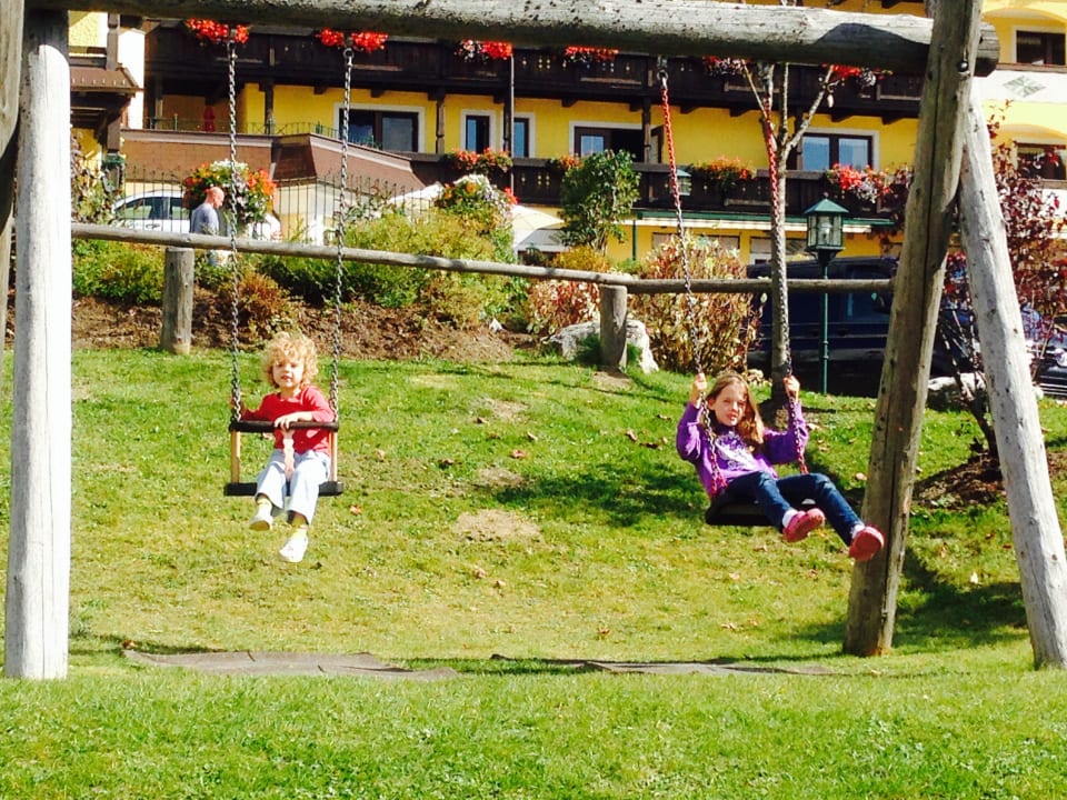 Teil des Spielplatzes vor dem Haupthaus Die Seitenalm