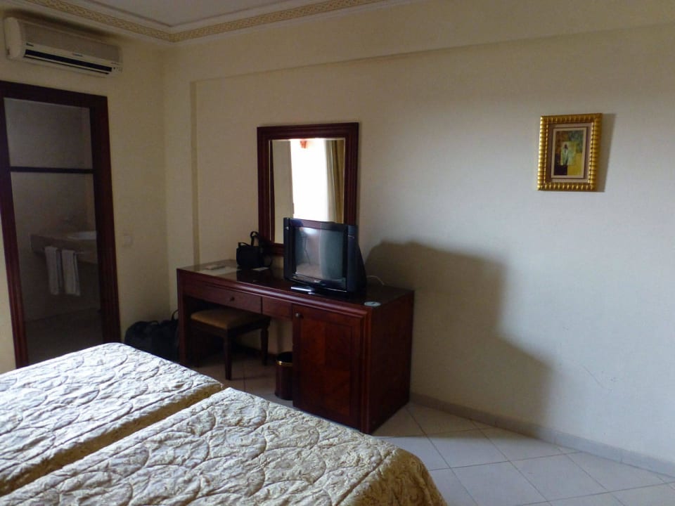 Schreibtisch mit Fernseher und Minibar Hotel Ryad Mogador Gueliz