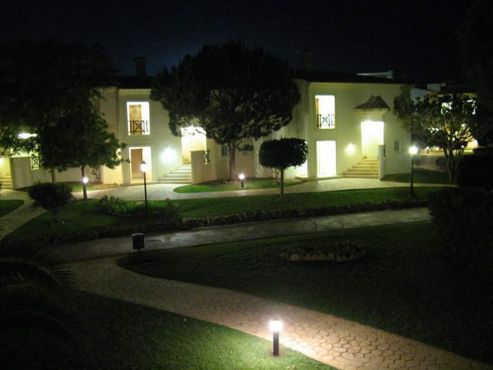 Die Hotelanlage bei Nacht AP Adriana Beach Resort