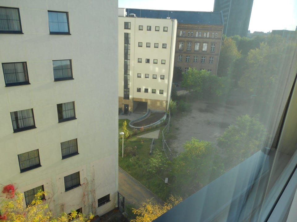 Ausblick vom Fenster zum Innenhof Holiday Inn Express Berlin City Center