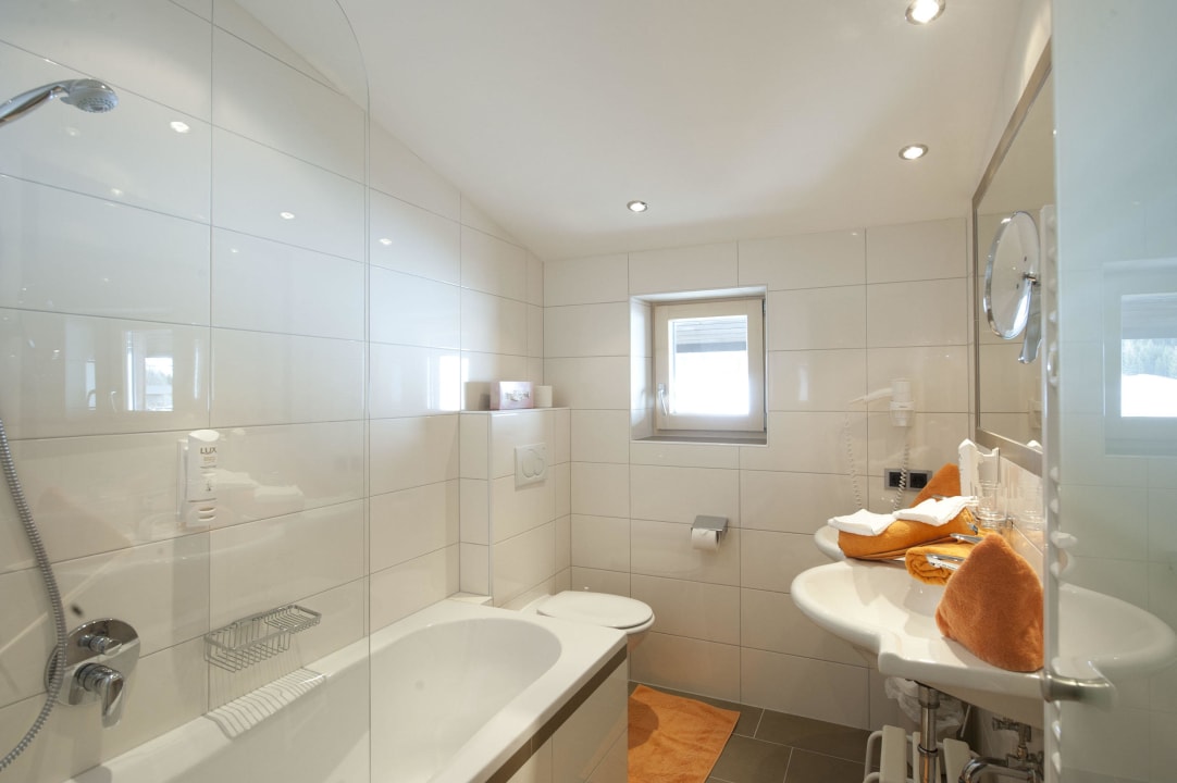 Bäder der Zimmer "Zirbe" Alpenresidenz Ballunspitze