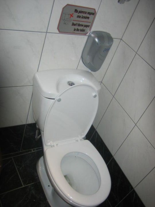 Toilette am Pool Hotel Heliotrope