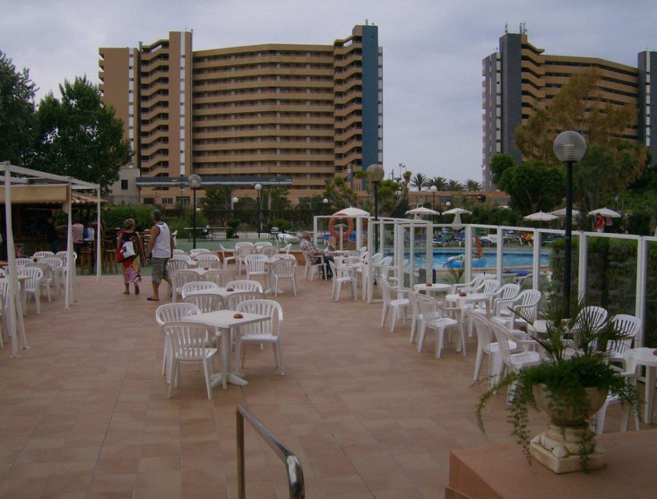 Blick zum Pool mit Barbereich BG Hotel Caballero