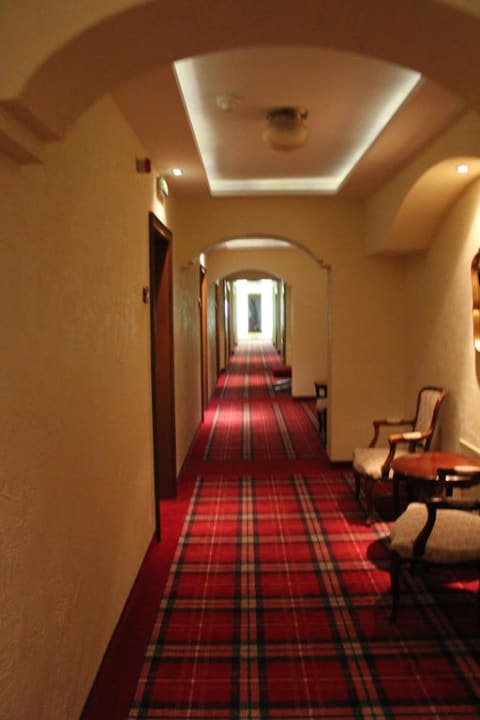 Flur-lang und eher dunkel Familienhotel Mozart
