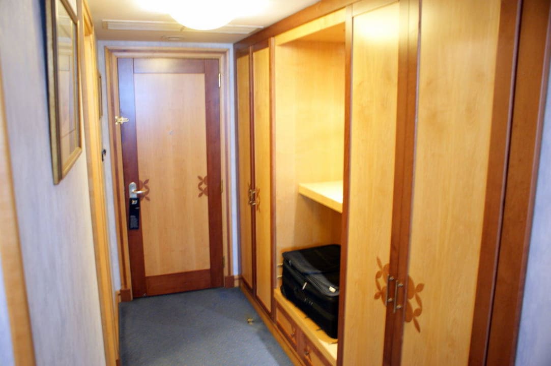 Perfekt gebautes Kleiderschrank Le Meridien Mina Seyahi Beach Resort & Waterpark