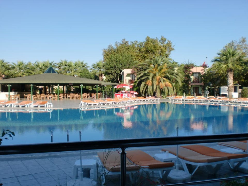 Ruhepool,Blick vom Essen auf die Poolbar VONRESORT Golden Beach
