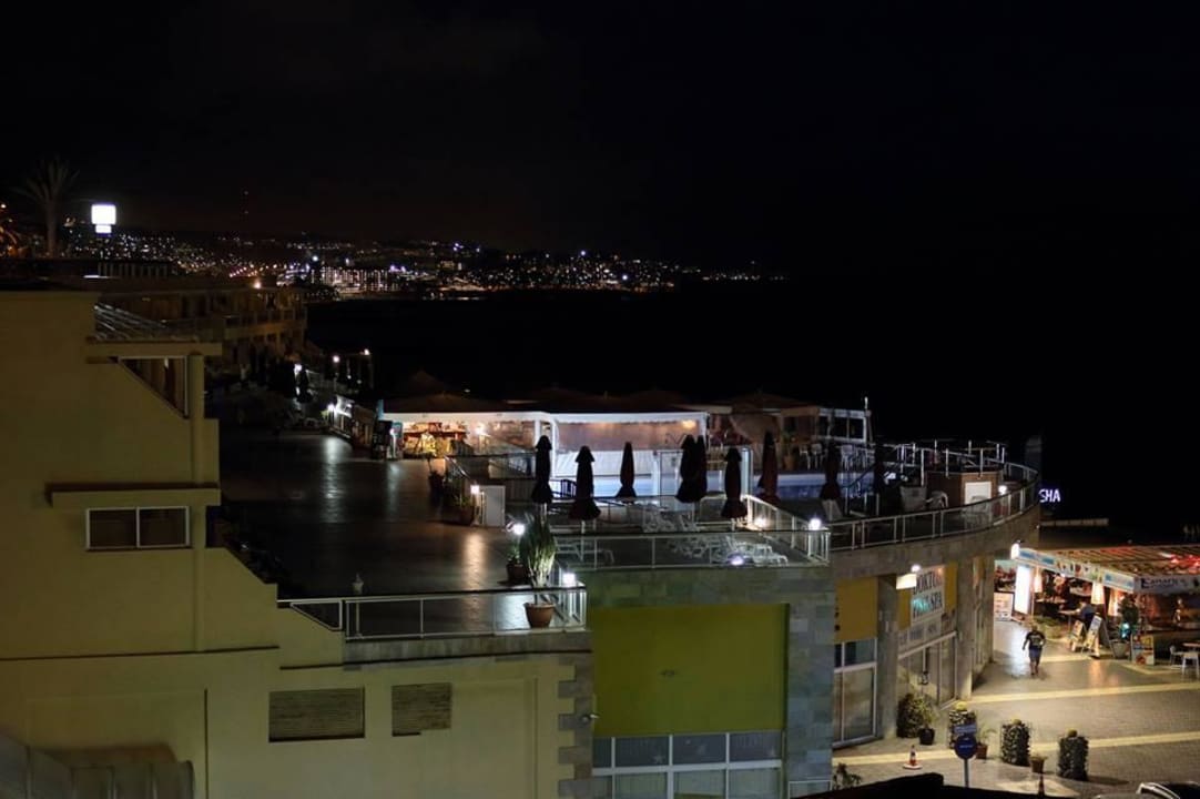 Poolbereich bei Nacht Hotel Atlantic Beach Club