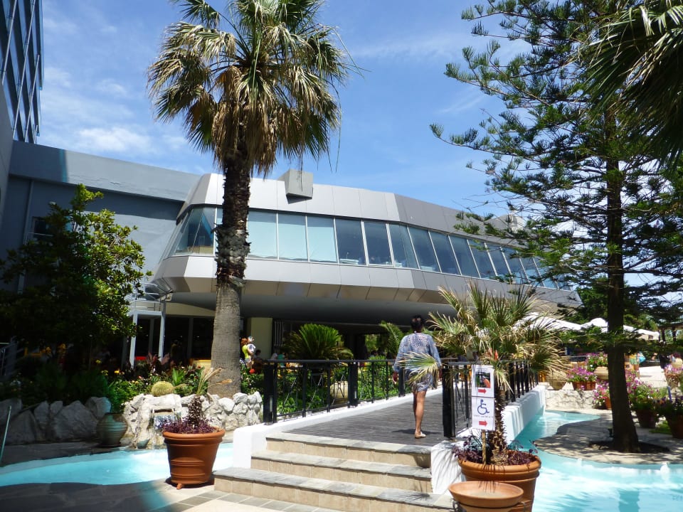 Über die Brücke: Snackbar, oben: Restaurant Hotel Calypso Beach