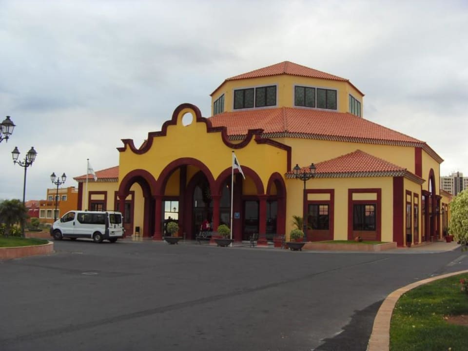 Außenansicht des Eingangsbereiches Bahia Principe Sunlight Costa Adeje