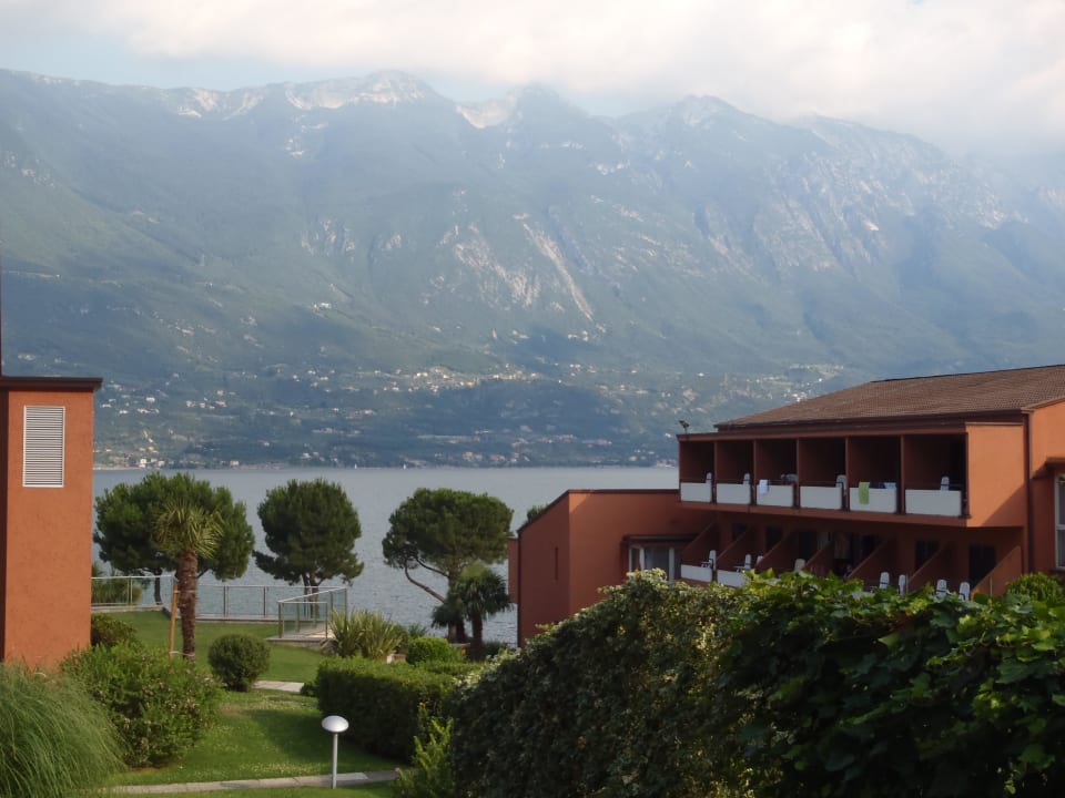 Blick vom Hotel auf den Gardasee Hotel Du Lac