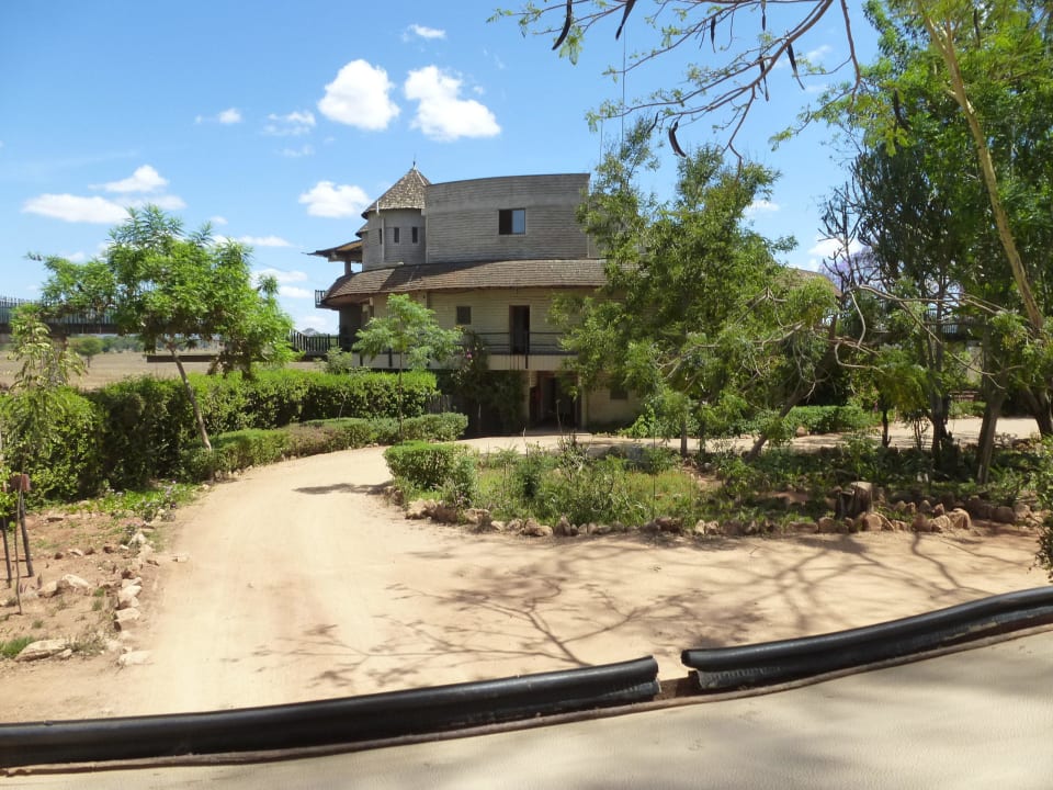 Zufahrt zu der Lodge Salt Lick Safari Lodge