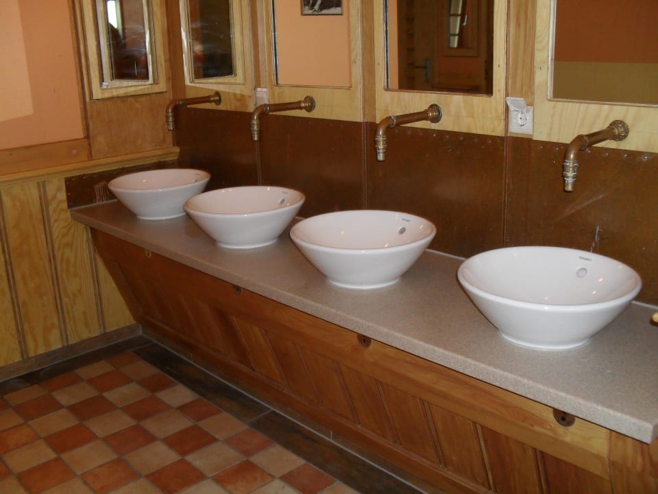 Waschbecken im Duschraum der Damen Tipi Town Europa-Park