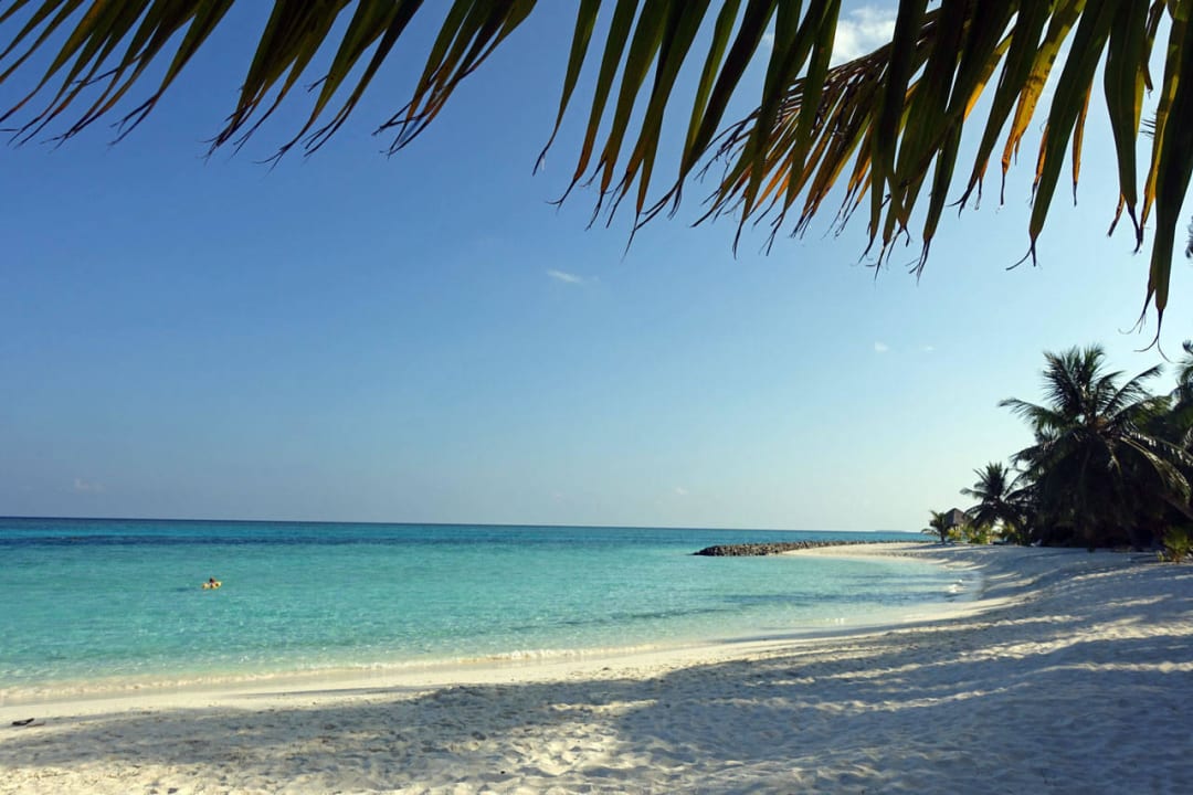 Strand an der Nordwestseite am frühen Morgen Summer Island Maldives