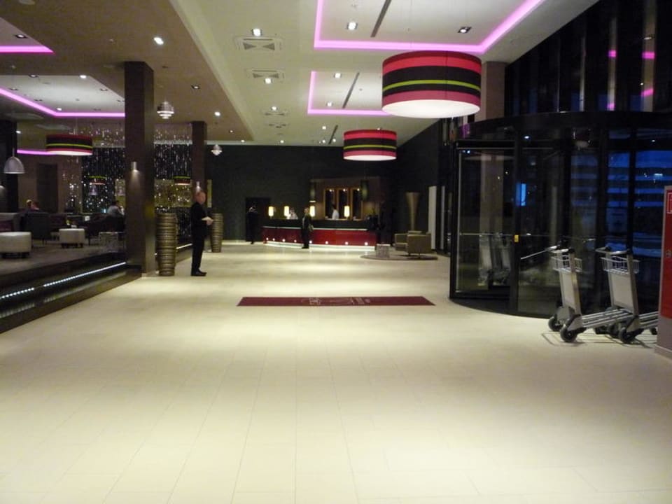 Eingangsbereich mit der Rezeption Leonardo Royal Hotel Munich