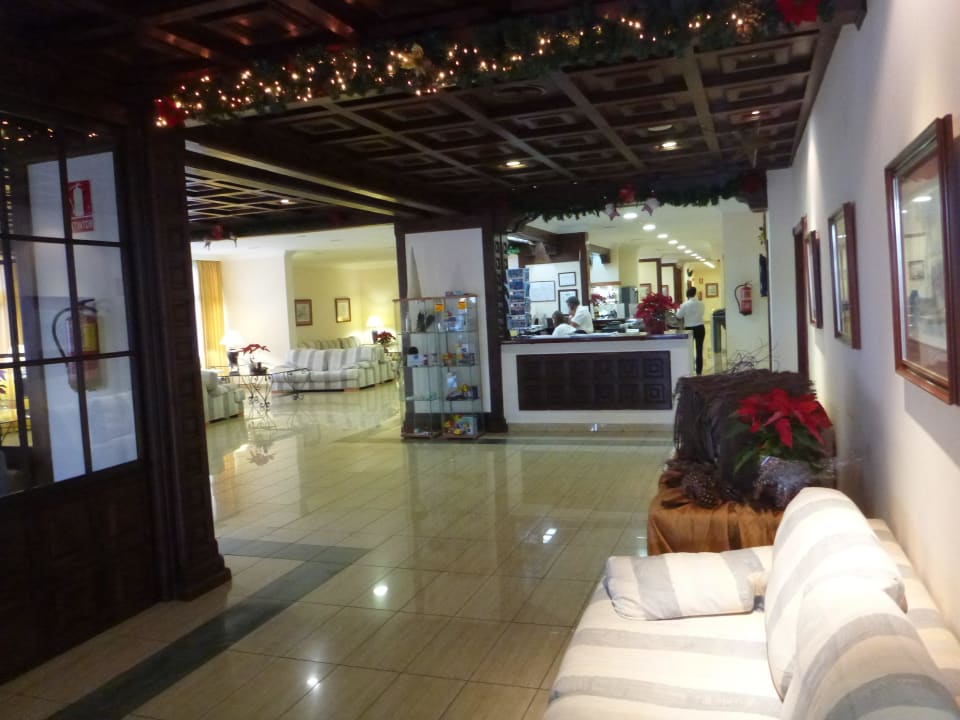 Po lewej pomiesczenie do gry w karty i internetu BLUESEA Complejo Puerto Resort (Canarife y Bonanza Palace))