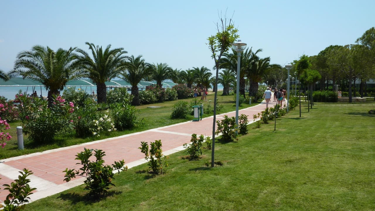 Weg zum Strand durch Palmengarten Venosa Beach Resort & Spa