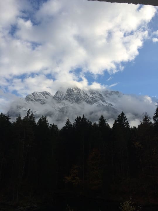 Zugspitze direkt vom Balkon Hotel Am Badersee