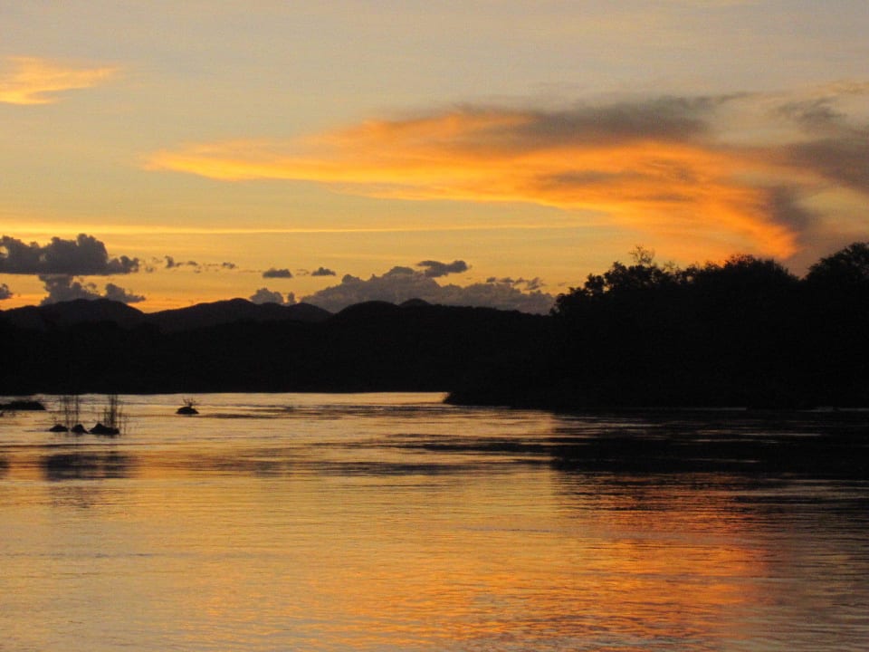 Sonnenuntergang über dem Fluss Kunene River Lodge