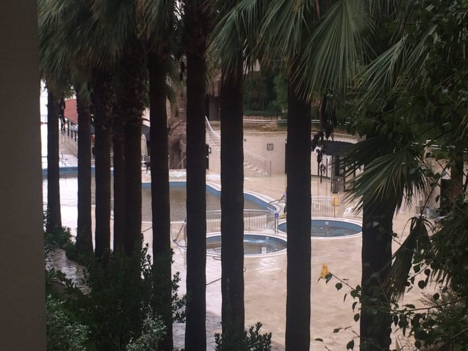 Die Pools nach der Überschwemmung Melas Resort Hotel