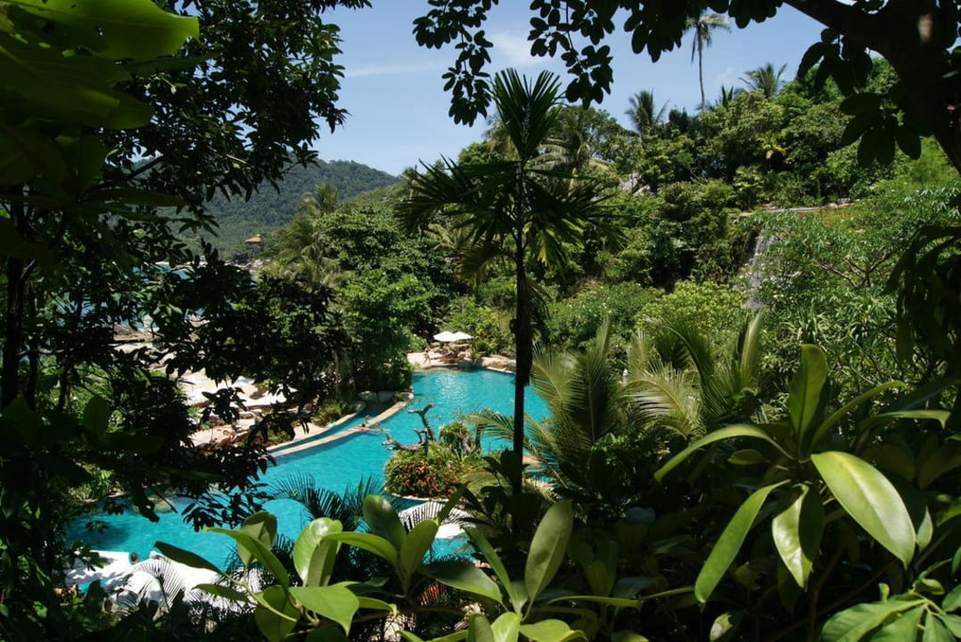 Poolanlage von oben aufgenommen Santhiya Koh Phangan Resort & Spa