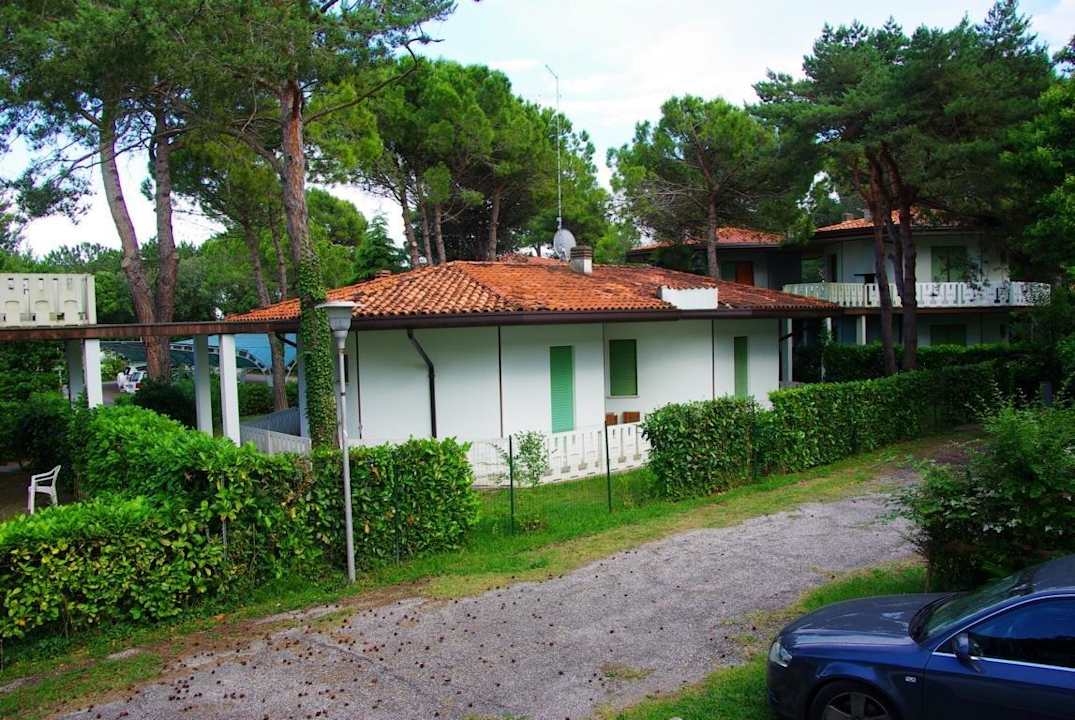 Zu den Nachbargrundstücke Villa Erica