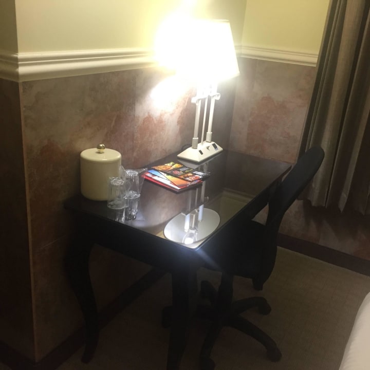 Schreibtisch Beverly Hills Hotel & Suites