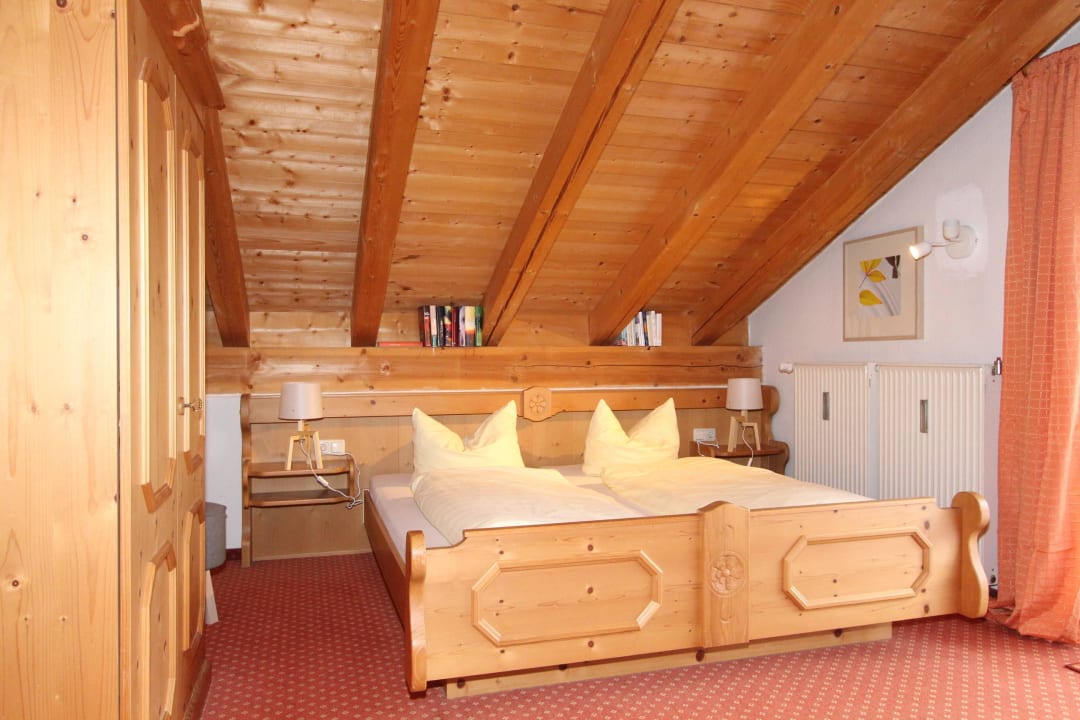 Das Bett steht im geräumigen Wohnzimmer Ferienwohnung Bergnest