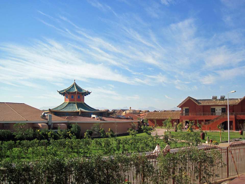 Ausblick auf das Nachbarhotel Pickalbatros Alf Leila Wa Leila Resort - Neverland Hurghada