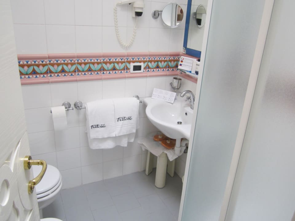 Auch klein, aber ausreichend: Dusche/WC Hotel Tritone Terme & Spa