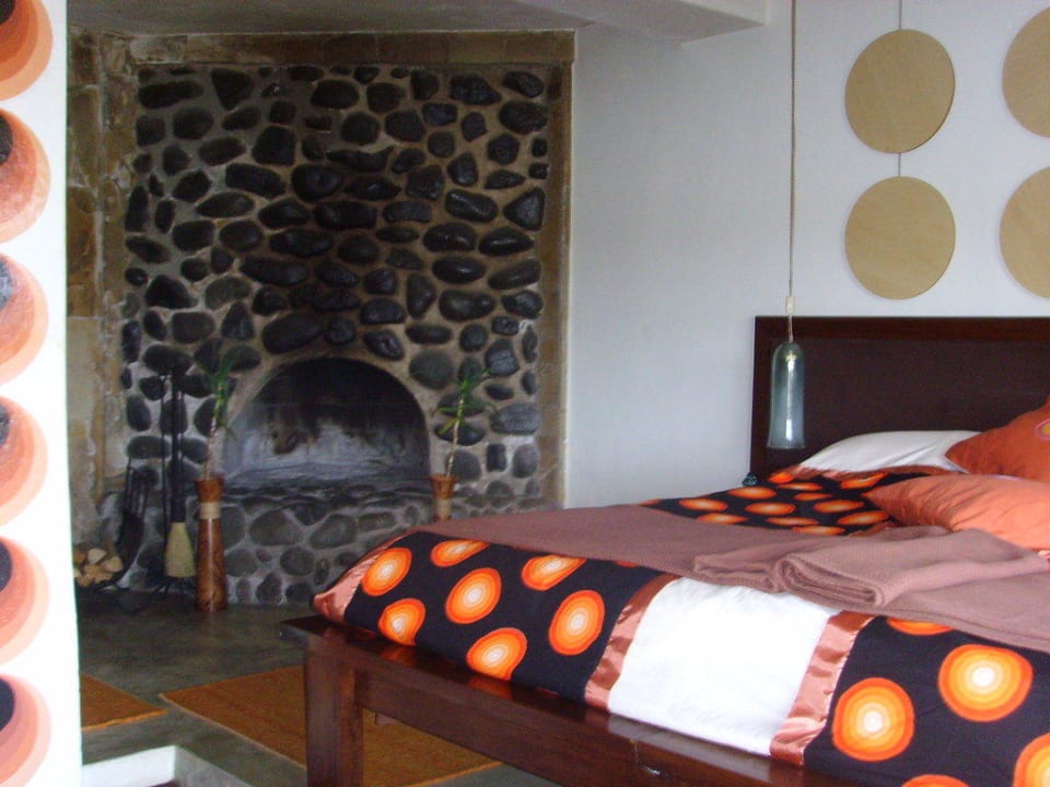 Schlafzimmer mit Kamin Hotel Hatari Lodge